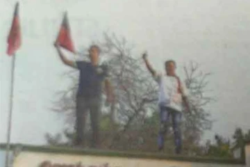 தேசியக்கொடி கம்பத்தில் திமுக கொடியைப் பறக்கவிட்டவர்கள் மீது வழக்கு