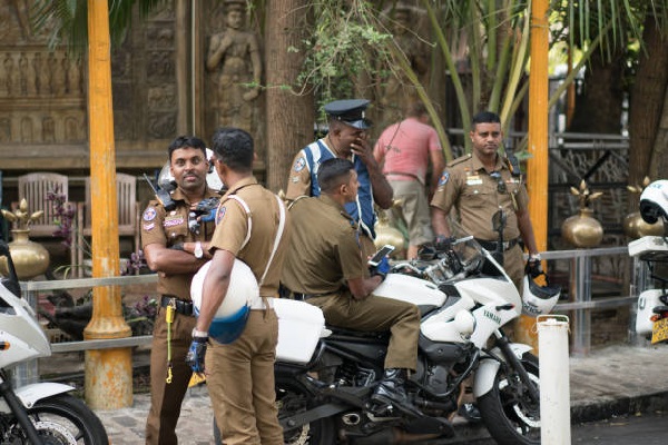 கடற்படை முகாம் அருகே பட்டப்பகலில் பாரிய துணிகர கொள்ளை - சிறிலங்கா இராணுவ சாரதி உட்பட இருவர் கைது | Police Who Prevented The Massive Robbery