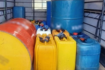 හොර රහසේ ගෙනියෑමට සුදානම් කර තිබූ ලක්ෂ ගණනක පෙට්‍රල් තොගයක් හමු වේ..