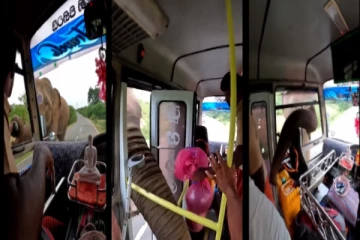 நடத்துனரின் சாதூர்யத்தால் யானையிடமிருந்து உயிர் தப்பிய பயணிகள் - வைரலாகும் வீடியோ