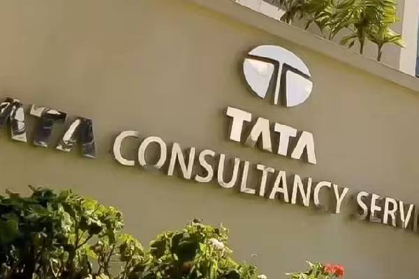டாடாவின் மென்பொருள் நிறுவன ஊழியர்களுக்கு காத்திருக்கும் அதிர்ச்சி... இந்த வருடமும் தொடரும் | Tcs Layoffs To Continue In 2026