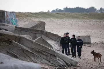 பிரான்ஸ் கடற்கரையில் வரிசையாக கரையொதுங்கிய பைகள்: சோதனையிட்ட பொலிசாருக்கு காத்திருந்த அதிர்ச்சி