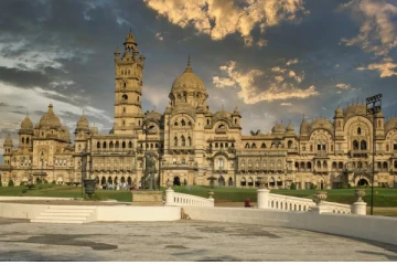 உலகின் பெரிய அரண்மனை இந்தியாவில் தான்.. இதற்கு சொந்தக்காரர் யார் தெரியுமா?