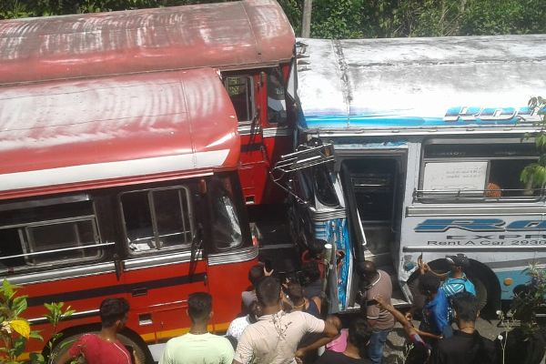 நேருக்கு நேர் மோதுண்ட பேருந்துகள் - நால்வர் காயம் (PHOTO) | Accident Today Hatton Colombo Road