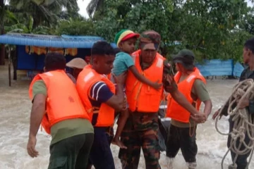 கிளிநொச்சியில் வெள்ளத்தில் பாதிக்கப்பட்டவர்களை மீட்கும் பணியில் இராணுவத்தினர்