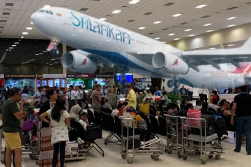 இலங்கையை விட்டு வெளியேறக் காத்திருக்கும் ஆயிரக்கணக்கானோர்