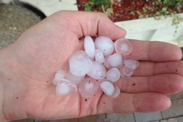 ஹட்டனில் ஐஸ் கட்டி மழை