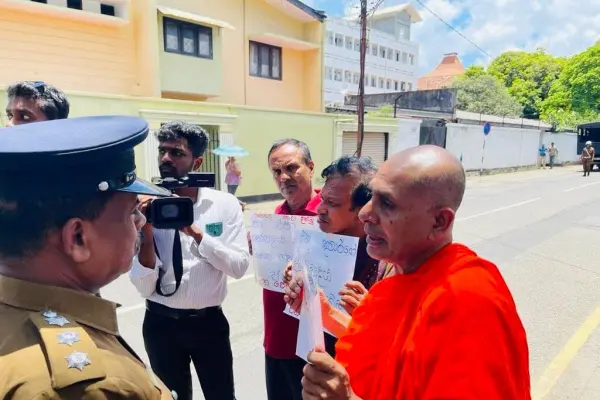கொழும்பில் தமிழ் எம்.பி வீடு சுற்றி வளைக்கப்பட்டதால் பரபரப்பு! (Photos) | Tamil Mp S House In Colombo Is Surrounded