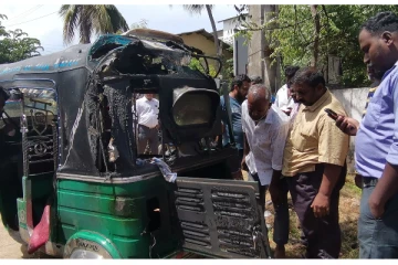 வவுனியாவில் தீப்பிடித்து எரிந்த முச்சக்கரவண்டி