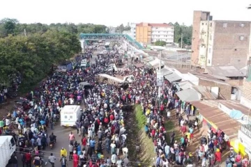 புயல்வேகத்தில் மோதிய கட்டுப்பாட்டை இழந்த லொறி! 8 பேர் பலி..கொள்ளையடித்த குடியிருப்பாளர்கள்