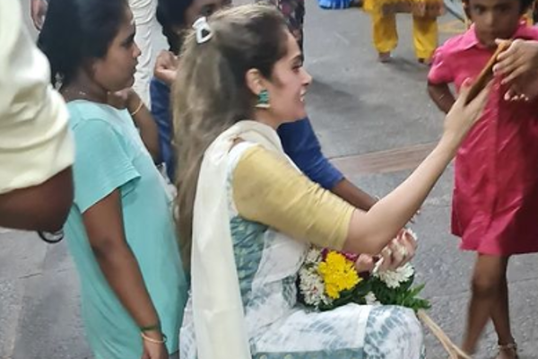 ஸ்ருதிகாவின் கணவர் இவரா...குடும்பத்துடன் இப்போ எங்கு இருக்கின்றார்கன் தெரியுமா? | Cooku With Comali Shruthika Family