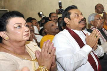 மனைவி கொடுத்த தகவலால் வருத்தமடைந்த மகிந்த! உடனடியாக தொலைபேசியில் கவலை தெரிவித்த பிரதமர்