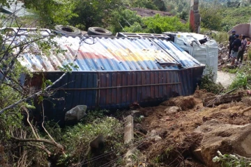 நுவரெலியாவில் கனரக வாகனம் விபத்து: ஒருவர் படுகாயம்(Photos)