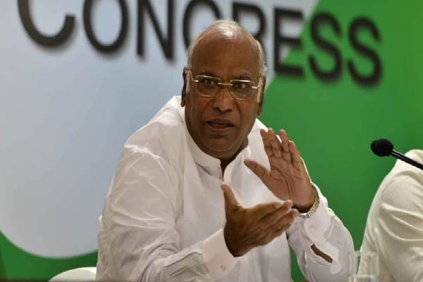 mallikarjun-kharge-in-as-congress-president-today