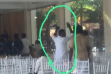 இரண்டு கைகளையும் தூக்கி வாக்களித்த இளைஞர் அணி பிரமுகர்!! தமிழரசுக் கட்சியின் உச்சக்கட்ட ஜனநாயகம்!!