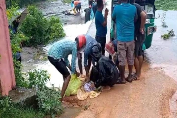 வவுனியா குளத்தில் வான் பாயும் இடத்தில் போட்டி போட்டு மீன்களை பிடிக்கும் மக்கள்!