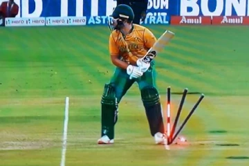 ஸ்டம்பை மிதித்த துடுப்பாட்ட வீரர்.. ஆனால் அவுட் இல்லை.. சிரிப்பலையில் அரங்கம்