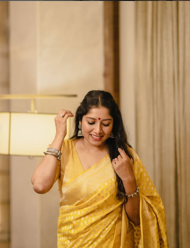 மஞ்சள் நிற புடவையின் அழகில் மயக்கும் Heart Beat Web தொடர் புகழ் அனுமோல் 7 Gallery