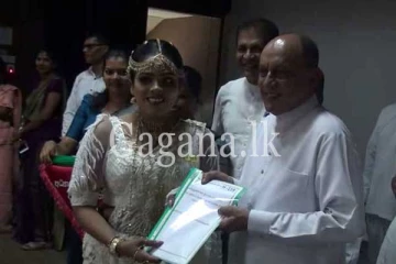 මංගල ඇඳුමින්ම ගුරු පත්වීම ගන්න ආ තරුණිය කී දේ. - (VIDEO)