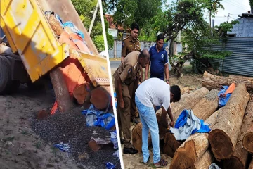 15 இலட்சம் ரூபாய் பெறுமதியான 24 தேக்க மரக்குற்றிகளை கடத்தி சென்ற இருவர் கைது!