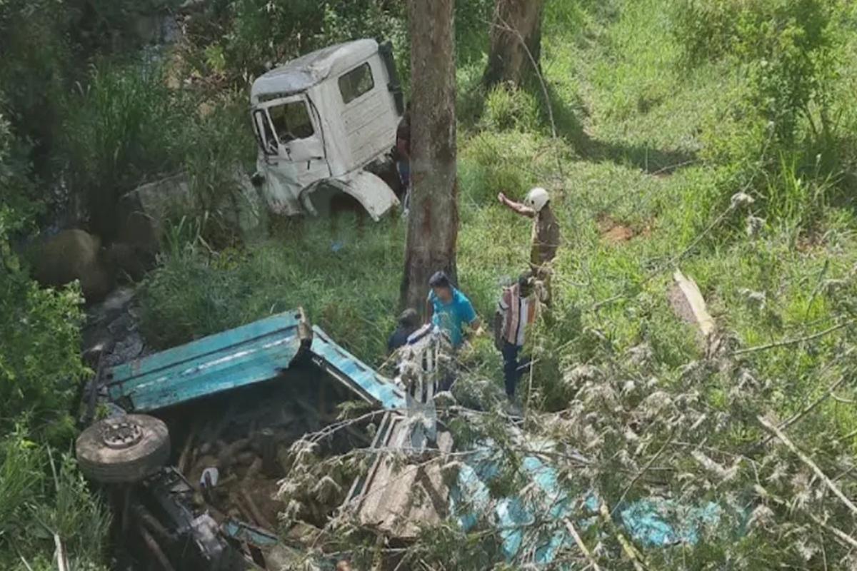 100 அடி பள்ளத்தில் வீழ்ந்த விறகு ஏற்றிச் சென்ற பாரவூர்தி : சாரதி, உதவியாளர் கவலைக்கிடம் | A Firewood Lorry Has Fallen Into A Ravine