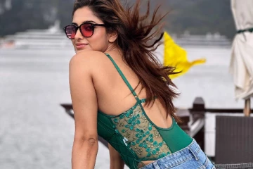 சீரியல் நடிகை ஆயிஷா.. வேற லெவல் கிளாமர் போஸ்