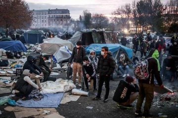 பாரிஸ் பகுதியில் இருந்து அகதிகள் அதிரடியாக வெளியேற்றம்