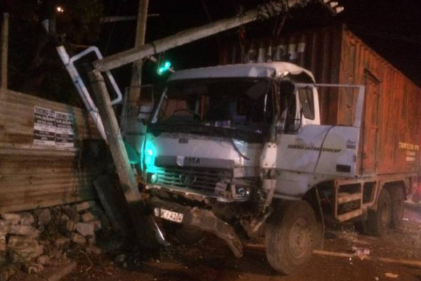 யாழ்.கோப்பாய் பகுதியில் சற்றுமுன்னர் இடம்பெற்ற கோர விபத்து: சாரதிக்கு நேர்ந்த விபரீதம்! | Accident In Jaffna Kopay Area To The Driver Injury