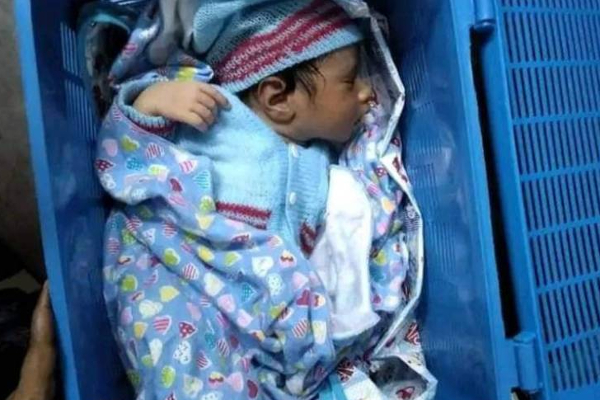 ரயில் கழிவறையினுள் மீட்கப்பட்ட குழந்தை தொடர்பில் நீதிமன்றம் விடுத்த உத்தரவு! | Baby Rescued From Train Toilet Court Order