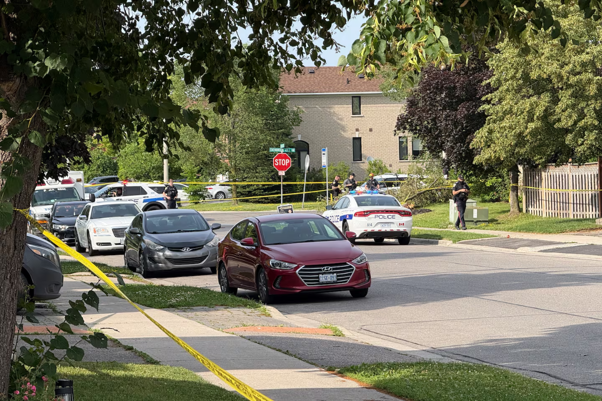 பிராம்ப்டனில் பட்டப்பகலில் துப்பாக்கிச் சூடு: ஒருவர் பலி | Man Dead 2 Suspects Wanted Following Shooting