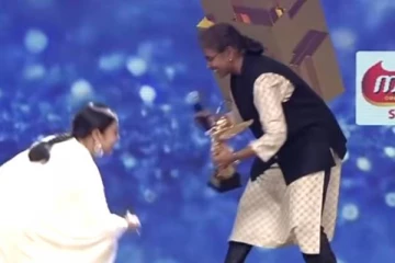 மேடையில் காலில் விழுந்த ஜோதிகா! பெண் அதிகாரி ஷாக்கான நிலை..