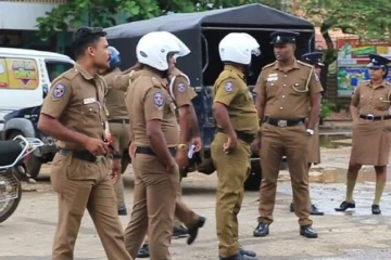 வீதியோரத்தில் நின்றிருந்தவர்கள் மீது மோதிய கார் ; பெண்ணுக்கு நேர்ந்த துயரம்