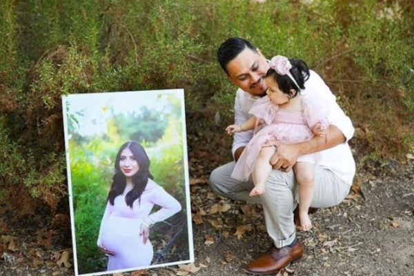 கர்ப்பமாக இருந்த மனைவிக்கு நேர்த அவலம்! இறந்த பிறகு மகளை வைத்து பாசக்கார கணவர் செய்த நெகிழ்ச்சி செயல் | Man Daughter Recreate Maternity Pictures With