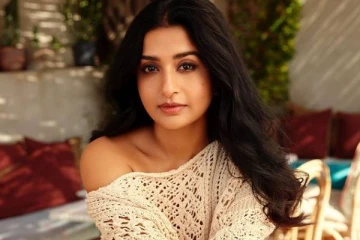 இந்த வயசுல வெறும் சட்டையுடன் இப்படியொரு போஸ்! மீரா ஜாஸ்மினால் மிரண்டு போகும் ரசிகர்கள்