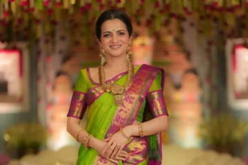 தொகுப்பாளினி டிடி அணிந்திருக்கும் இந்த புடவையின் விலை எவ்வளவு தெரியுமா? இதோ