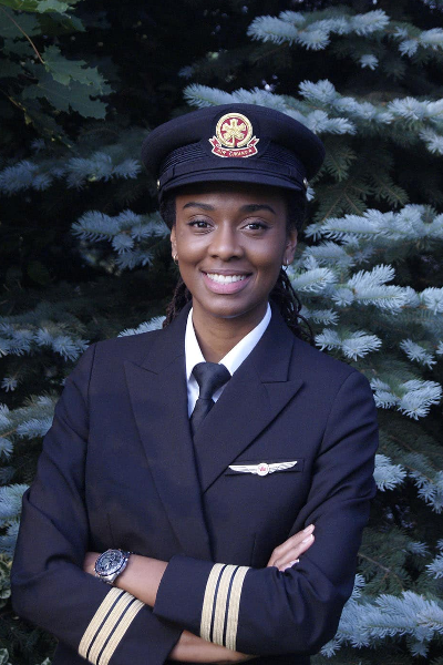 கனடாவில் கருப்பின இளம்பெண்ணுக்கு கிடைத்துள்ள கௌரவம்... | First Black Woman Fly A Boeing 737 At Air Canada