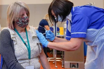 மூன்றாவது டோஸ் தடுப்பூசி போட்டுக்கொள்ளாத பிரித்தானியர்களுக்கு இறுகும் கட்டுப்பாடுகள்