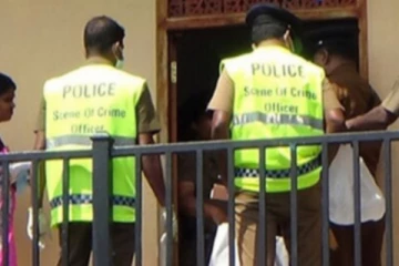 தூக்கில் தொங்கிய நிலையில் சடலமாக மீட்கப்பட்ட பெண்!
