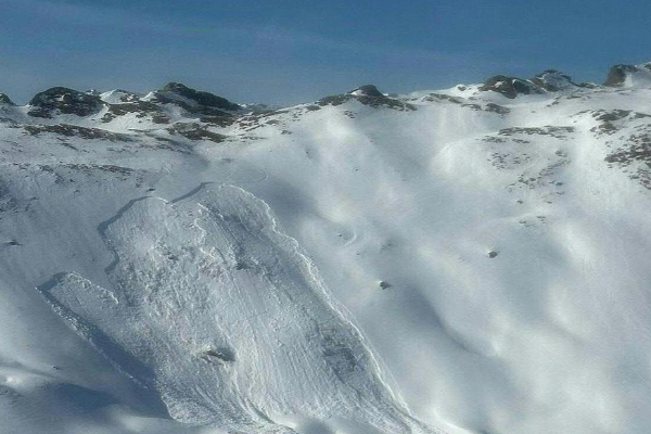 வெளிநாடொன்றில் அடுத்தடுத்த பனிச்சரிவுகளில் சிக்கி 8 பேர் பலி | 8 Killed In Avalanches In Austrian Alps