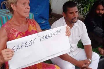 காலியில் சத்தியாக்கிரகம் ; கவனம் ஈர்த்த வெளிநாட்டுப்பெண்!