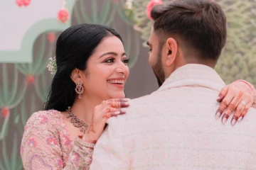 நடிகை ஜனனி ஐயர் திருமண நிச்சயதார்த்தம் முடிந்தது.. மாப்பிள்ளை யார் பாருங்க