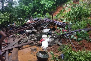 மண்சரிவில் புதையுண்டது வீடு : சிக்கிய மூவரின் நிலை..!