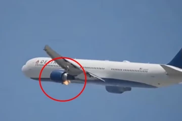 நடுவானில் விமானத்தின் என்ஜினில் பற்றிய தீ: இணையத்தில் பரவும் பரபரப்பு காட்சி!