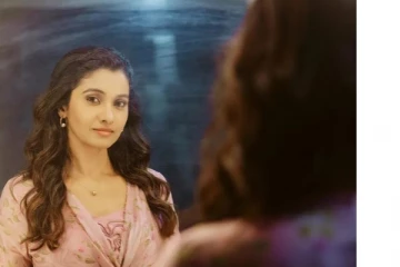 மேகமோ அவள் மாய பூ திரள் : வைரலாகும் பிரியா பவானி சங்கர் புகைப்படம்