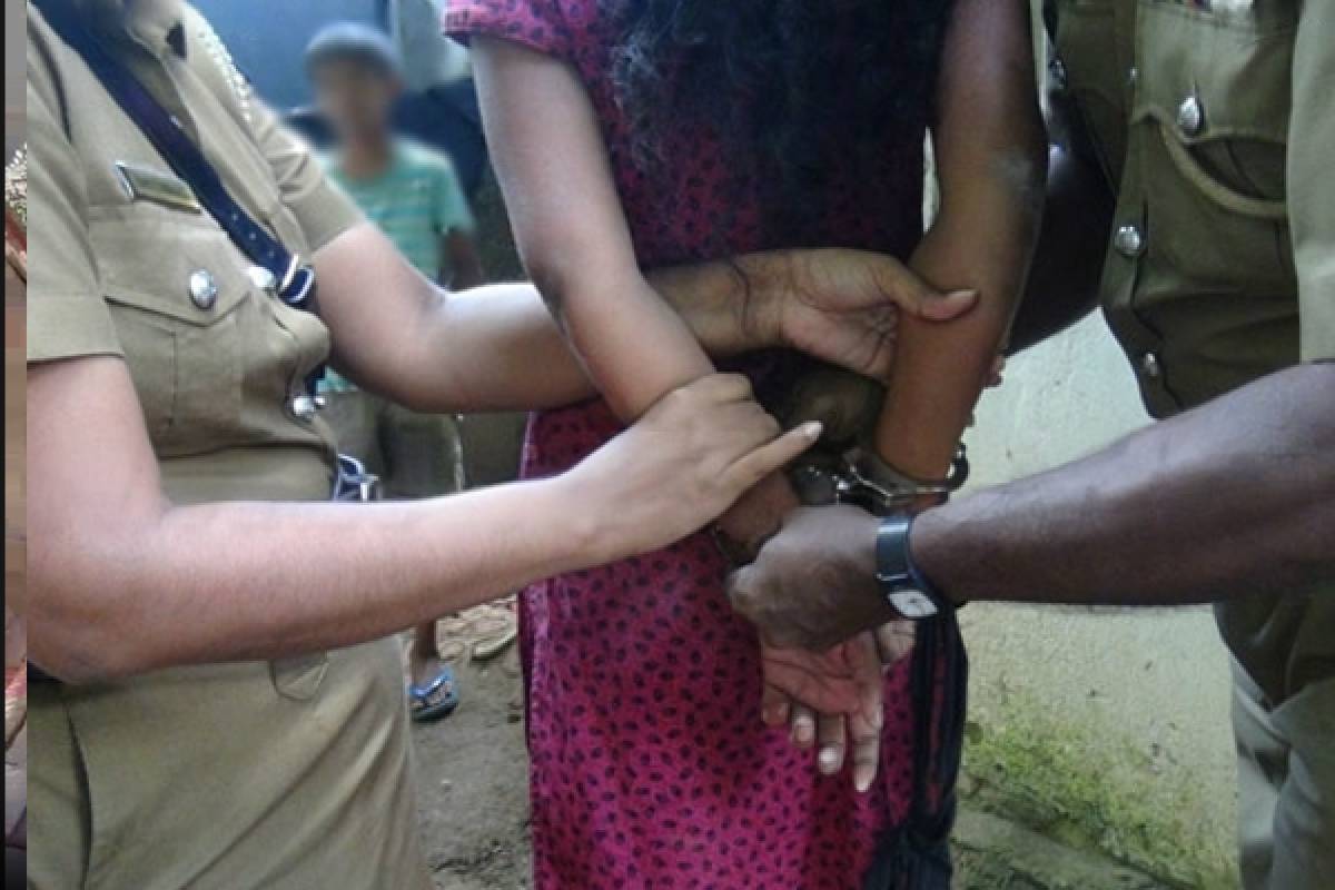 சட்டவிரோதமாக மதுபானங்களை பதுக்கி வைத்திருந்த பெண் கைது | Illegally Stockpiled Liquor Seized Woman Arrested சட்டவிரோதமாக மதுபானங்களை பதுக்கி வைத்திருந்த பெண் கைது | Illegally Stockpiled Liquor Seized Woman Arrested