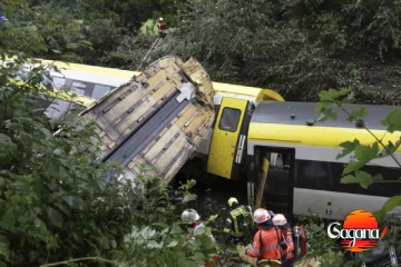 දුම්රියක් පීලි පැනීමෙන් තිදෙනෙක් ජීවිතක්ෂයට, තවත් අයට බරපතළ තුවාල[PHOTOS]