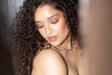 கிளாமர் லுக்கில் அசத்தும் நடிகை ரித்திகா சிங்!! ஷாக்காகும் ரசிகர்கள்..