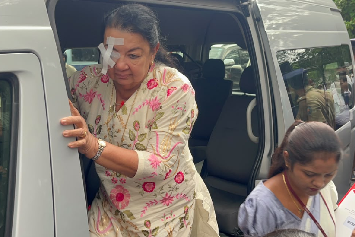 மனைவியை பார்ப்பதற்காக சிறைச்சாலைக்கு சென்ற மகிந்த | Mahinda Visited Welikada Prison To See His Wife மனைவியை பார்ப்பதற்காக சிறைச்சாலைக்கு சென்ற மகிந்த | Mahinda Visited Welikada Prison To See His Wife