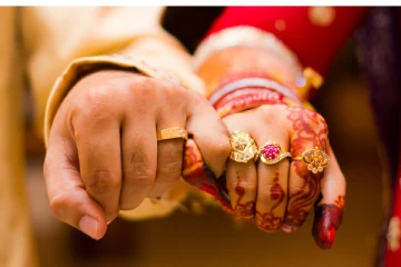 21 வயது பெண்ணை மணந்த 51 வயது முதியவர் - அமெரிக்காவில் ருசிகர சம்பவம்