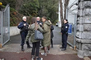 பிரான்ஸ் பாடசாலைக்குள் பெண் ஆசிரியரை பதற வைத்த மாணவன்: இரத்தவெள்ளத்தில் சரிந்த கொடூரம்